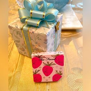 Too faced bundle of bronzer and eyeshadow